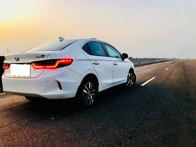 https://images10.gaadi.com/usedcar_image/4556171/original/processed_ce9fe599-10ab-481e-8aa9-7fbbd34467ab.jpeg?imwidth=6402