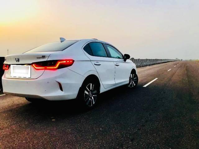 https://images10.gaadi.com/usedcar_image/4556171/original/processed_processed_ce9fe599-10ab-481e-8aa9-7fbbd34467ab.jpeg?imwidth=6401