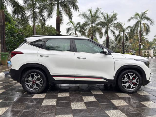 https://images10.gaadi.com/usedcar_image/4556240/original/processed_ce8585c7-e43f-46d3-97cb-abd5d6a5178c.jpg?imwidth=6401