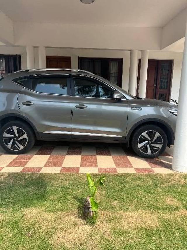 https://images10.gaadi.com/usedcar_image/4556254/original/processed_9d8e0ec0-d1be-4639-ab6e-9aa827bfe6a6.jpeg?imwidth=6401