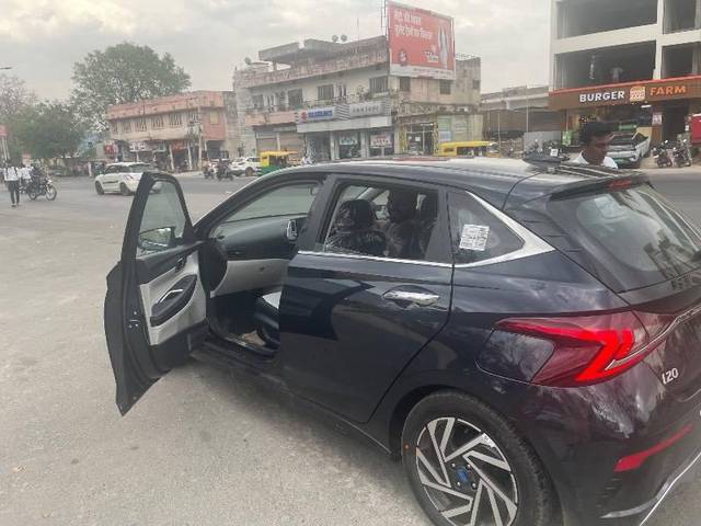 https://images10.gaadi.com/usedcar_image/4556308/original/processed_575ef9c6-9dcf-4c32-a936-274250b3cf71.jpeg?imwidth=6400