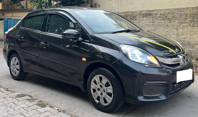 https://images10.gaadi.com/usedcar_image/4556318/original/processed_37ac9bda-47fb-46b7-950d-09d51a27ade4.jpg?imwidth=6400