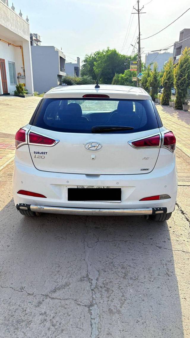 https://images10.gaadi.com/usedcar_image/4556324/original/processed_11d0223594b19934fed6c7c8984352fb.jpeg?imwidth=6402