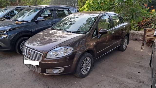 https://images10.gaadi.com/usedcar_image/4556337/original/processed_1671df92-c547-4a86-b5bf-f37ad5379628.jpg?imwidth=6401