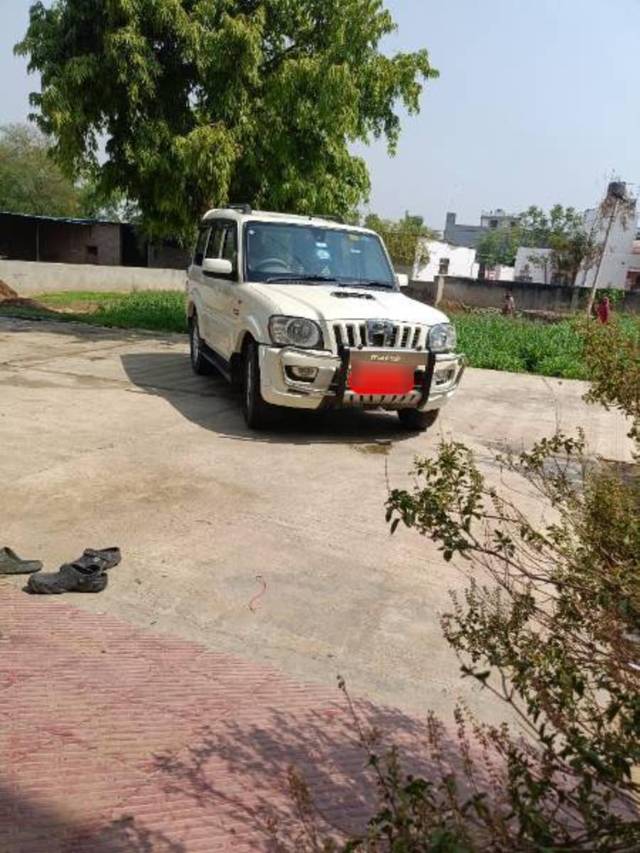 https://images10.gaadi.com/usedcar_image/4556673/original/processed_6cba82ab-d460-4fd7-b7ae-d6c7c1af721d.jpg?imwidth=6400