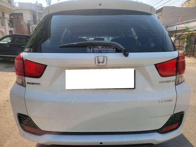https://images10.gaadi.com/usedcar_image/4556692/original/processed_8130990b-a5f0-4c1d-a5f8-29ee8edf395f.jpg?imwidth=6402