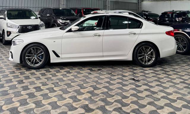 https://images10.gaadi.com/usedcar_image/4556701/original/processed_d8b15b5342d661f6580b6c1c67dcd6f9.jpg?imwidth=6402