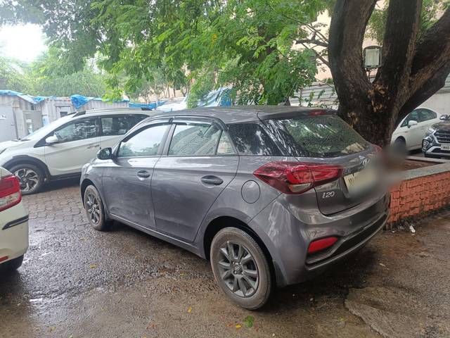 https://images10.gaadi.com/usedcar_image/4556706/original/processed_ae6e5510cfc806420bf195764d42112a.jpg?imwidth=6402