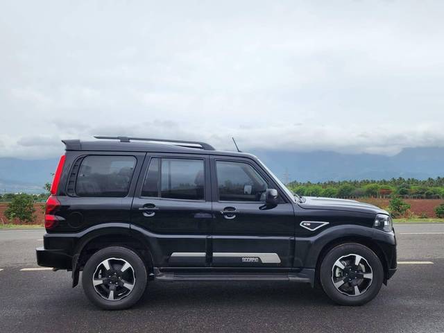 https://images10.gaadi.com/usedcar_image/4556711/original/processed_b881c587e36416c50e8b958df74b24ff.jpg?imwidth=6401
