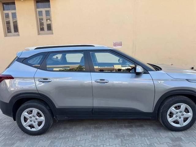 https://images10.gaadi.com/usedcar_image/4556722/original/processed_cfe94f33-1030-4abc-9603-06dad1e79574.jpeg?imwidth=6401