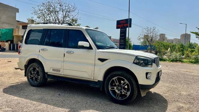 https://images10.gaadi.com/usedcar_image/4556724/original/processed_deee0d0f-fe64-4114-a6c6-4c9a577ad23b.jpeg?imwidth=6400