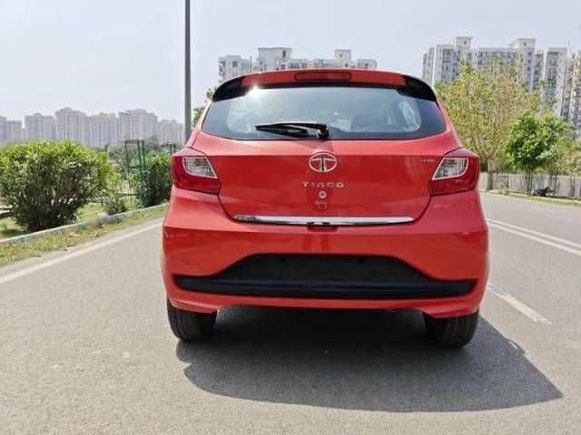 https://images10.gaadi.com/usedcar_image/4556762/original/processed_5446af141d9525e310bdb6885df03bec.jpg?imwidth=6402