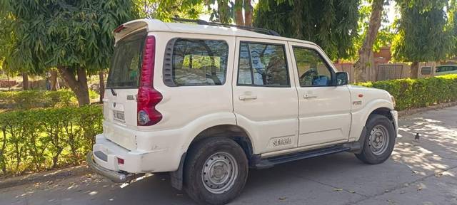 https://images10.gaadi.com/usedcar_image/4556827/original/processed_3934565f-7a5c-47a2-b26b-0d1b7be30ab6.jpeg?imwidth=6401