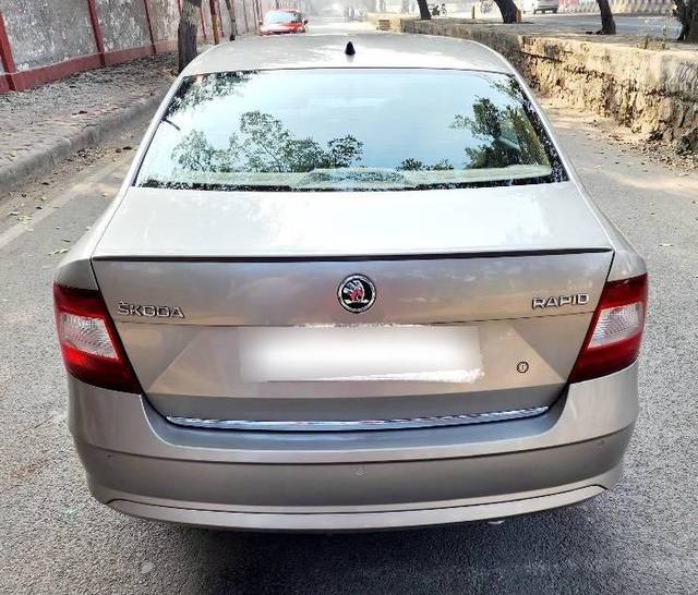 https://images10.gaadi.com/usedcar_image/4556832/original/processed_1568b8ef-8e65-407c-b444-bcae736f43f3.jpeg?imwidth=6401