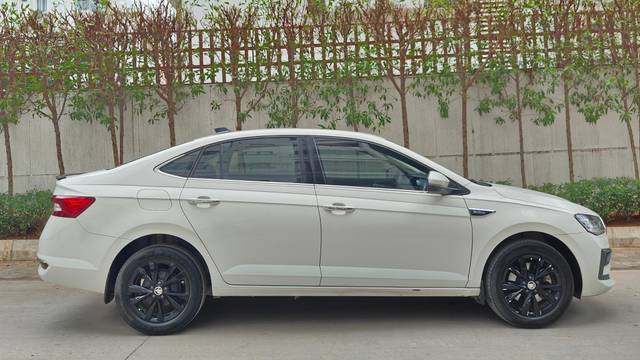 https://images10.gaadi.com/usedcar_image/4556889/original/processed_59ce4a96b190f4ea9e2a2176327f792e.jpg?imwidth=6401
