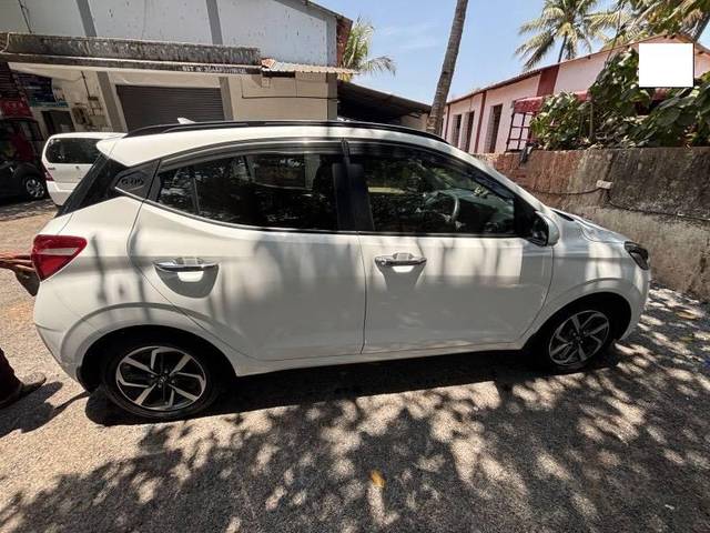 https://images10.gaadi.com/usedcar_image/4556890/original/processed_b656348b-4c2b-41bf-a56b-8f13495a05a4.jpeg?imwidth=6401