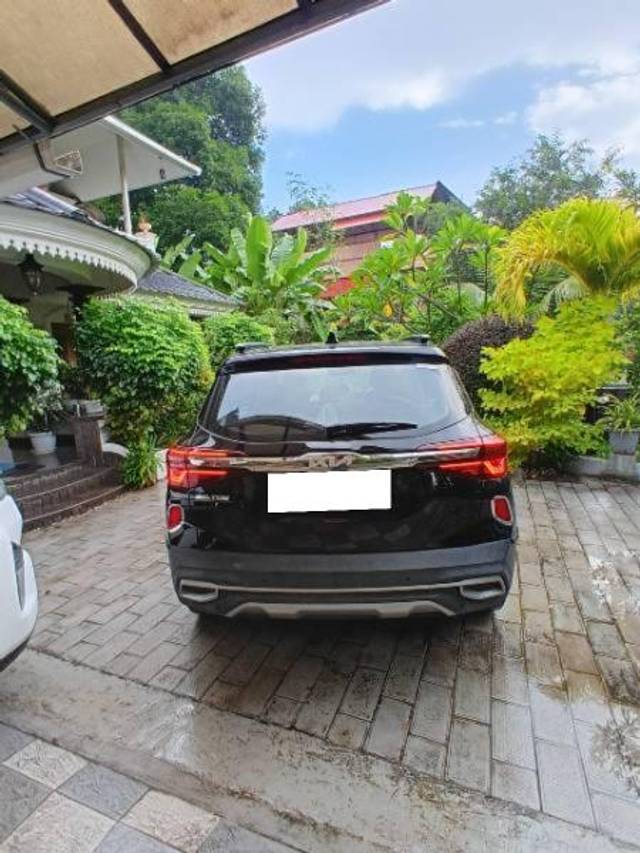 https://images10.gaadi.com/usedcar_image/4556894/original/processed_3f9ca9ae-8034-446f-84e9-61bf5936010f.jpg?imwidth=6401
