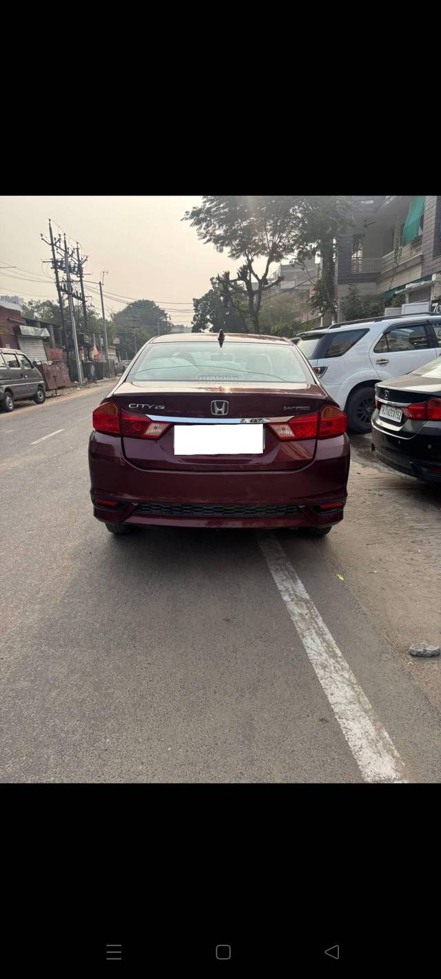 https://images10.gaadi.com/usedcar_image/4556936/original/processed_ef3f89ca0ac0bc9318abf30c803e8c4d.jpg?imwidth=6401