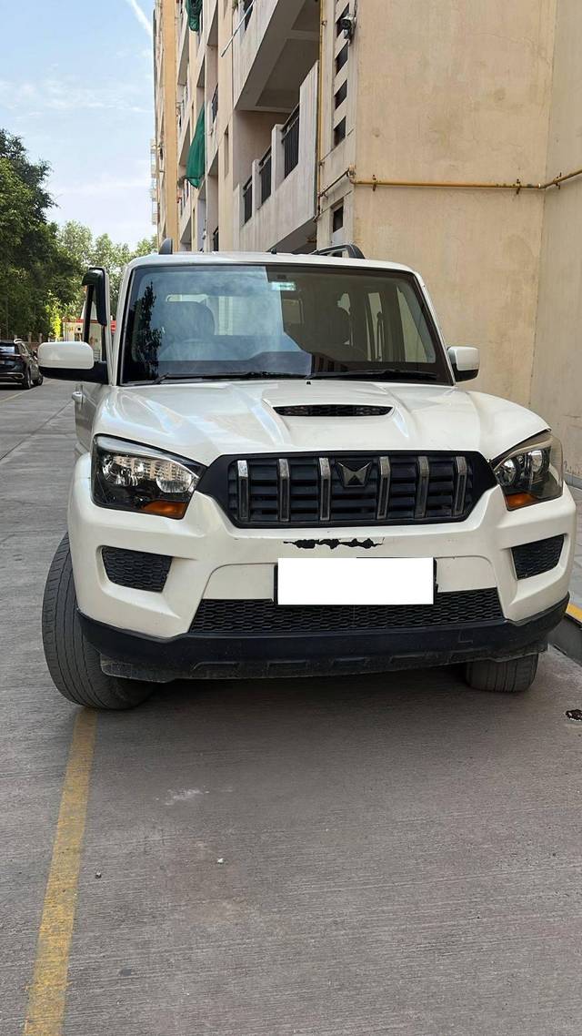 https://images10.gaadi.com/usedcar_image/4557015/original/processed_62840edd-628c-468a-b325-1118bdc6efaa.jpg?imwidth=6400