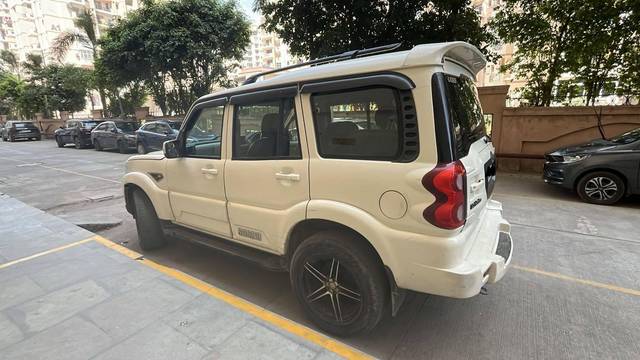 https://images10.gaadi.com/usedcar_image/4557015/original/processed_8a94faa5-ca9f-409a-96f4-4fa54c2d6582.jpg?imwidth=6402