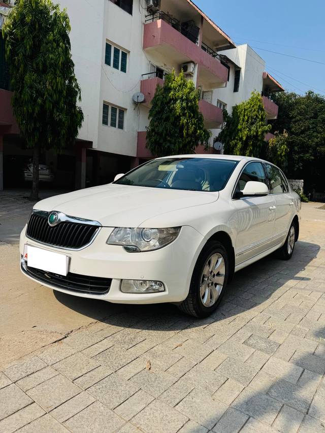 https://images10.gaadi.com/usedcar_image/4557094/original/processed_b590f4c54006503a2f942ef20910b9ae.jpeg?imwidth=6401
