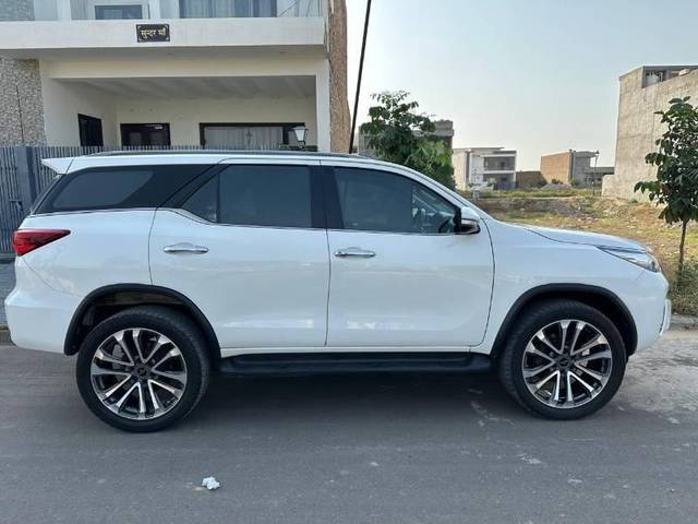 https://images10.gaadi.com/usedcar_image/4557099/original/processed_21a689f3-b938-4d56-a29d-4139da570a41.jpg?imwidth=6401