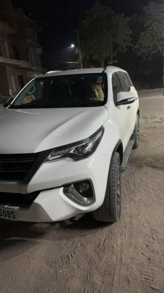 https://images10.gaadi.com/usedcar_image/4557099/original/processed_processed_2b0868c5-101e-4be4-bac2-438987cf0c55.jpg?imwidth=6402