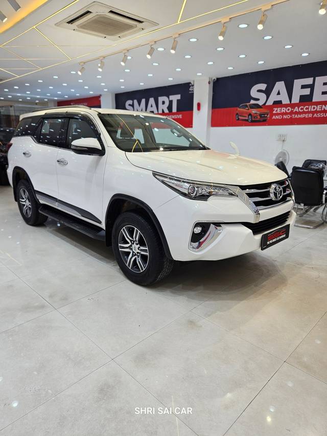 https://images10.gaadi.com/usedcar_image/4557193/original/35478ad6ae9e3a54eb2ff4181f1971ed.jpg?imwidth=6400