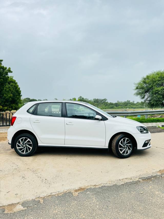 https://images10.gaadi.com/usedcar_image/4557200/original/6ad62366e50cd8ee768459fa632b8bb2.jpeg?imwidth=6401