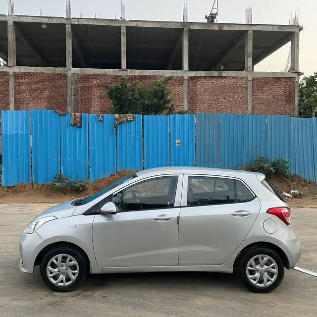 https://images10.gaadi.com/usedcar_image/4557204/original/ff884c0d89246c2103be006fa0db2597.jpg?imwidth=6402