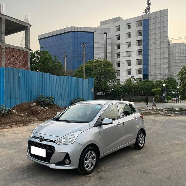 https://images10.gaadi.com/usedcar_image/4557204/original/processed_708ff1e9f3f9e5366b925a0f77cb0fac.jpg?imwidth=6400