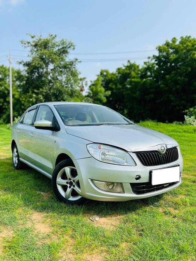 https://images10.gaadi.com/usedcar_image/4557208/original/processed_64a2147d210e85e63cb70a97197cb10f.jpeg?imwidth=6400