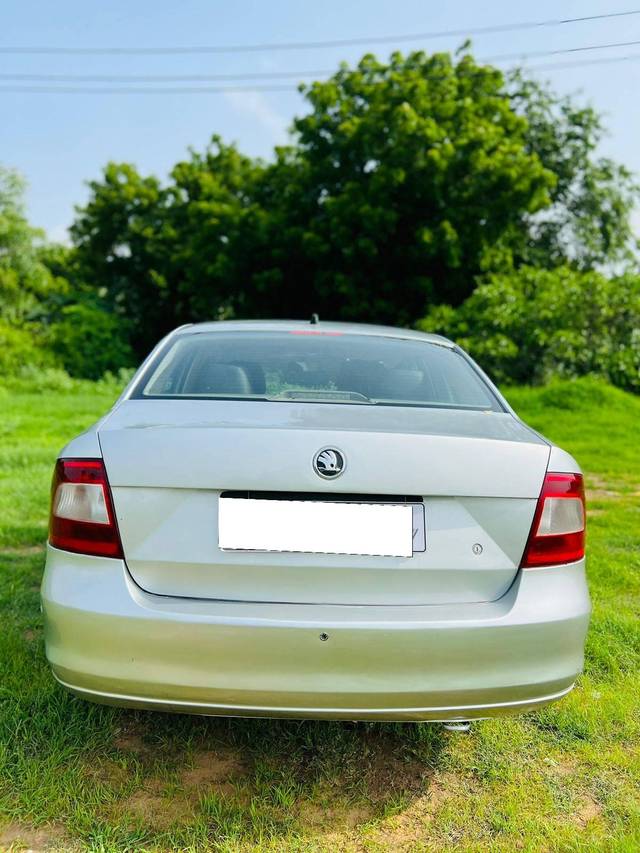 https://images10.gaadi.com/usedcar_image/4557208/original/processed_75e5718345f4bd4702bef86ff59c697c.jpeg?imwidth=6402