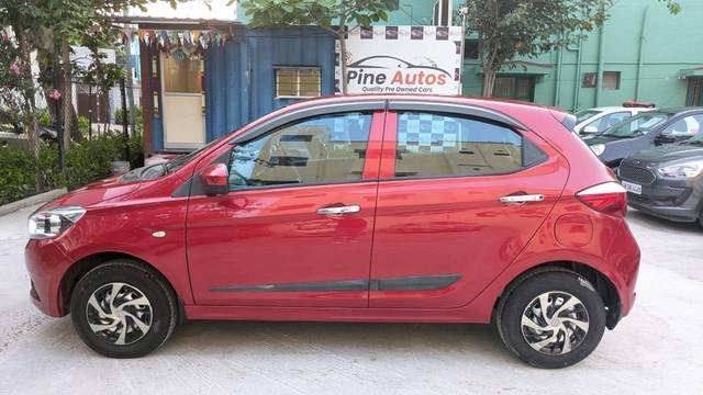 https://images10.gaadi.com/usedcar_image/4557293/original/processed_f7a64f81a8eea5afc0382a54d231abd4.jpg?imwidth=6402