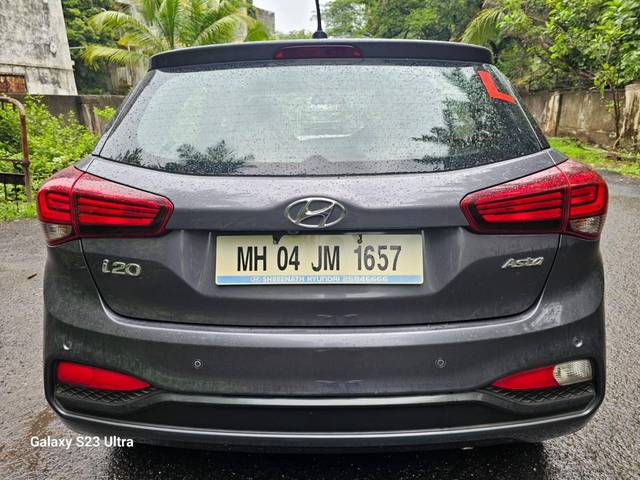 https://images10.gaadi.com/usedcar_image/4557302/original/processed_afeaee495021c9bab305943f9ae9dd13.jpeg?imwidth=6402