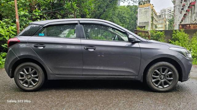 https://images10.gaadi.com/usedcar_image/4557302/original/processed_bcaf01763265a515082bd97b36cf67a2.jpeg?imwidth=6401