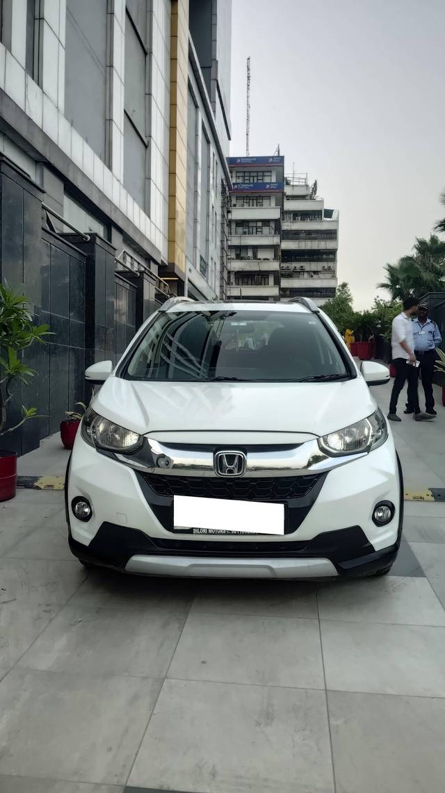 https://images10.gaadi.com/usedcar_image/4557347/original/processed_28bd0593cf4b03f251d3a0be164221e4.jpg?imwidth=6400
