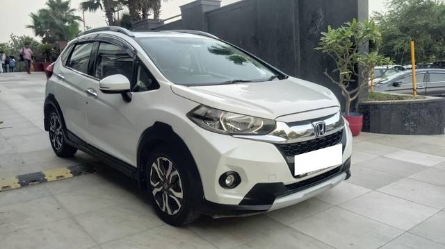 https://images10.gaadi.com/usedcar_image/4557347/original/processed_c85a3025894b729d86f18c6d44584ddf.jpg?imwidth=6400