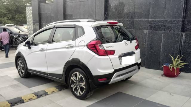 https://images10.gaadi.com/usedcar_image/4557347/original/processed_f6fe5b25407d4d028d8e921f65b8b61b.jpg?imwidth=6402