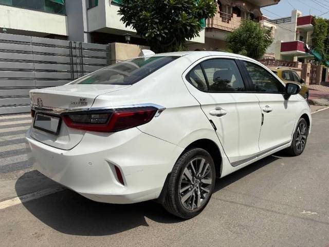 https://images10.gaadi.com/usedcar_image/4557464/original/processed_14a7976f-d229-4c7d-a63b-366255d2c517.jpg?imwidth=6401
