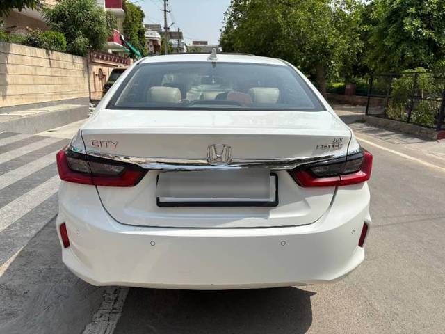 https://images10.gaadi.com/usedcar_image/4557464/original/processed_4aed9864-7c88-4562-8c77-763c6cf81621.jpg?imwidth=6402