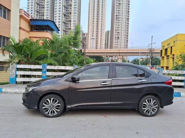 https://images10.gaadi.com/usedcar_image/4557554/original/processed_68a96d047e24f318b67e9a4d91779276.jpg?imwidth=6402