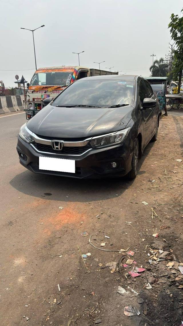 https://images10.gaadi.com/usedcar_image/4557554/original/processed_74861f944f30b8a78a13662e4f3f992c.jpg?imwidth=6402