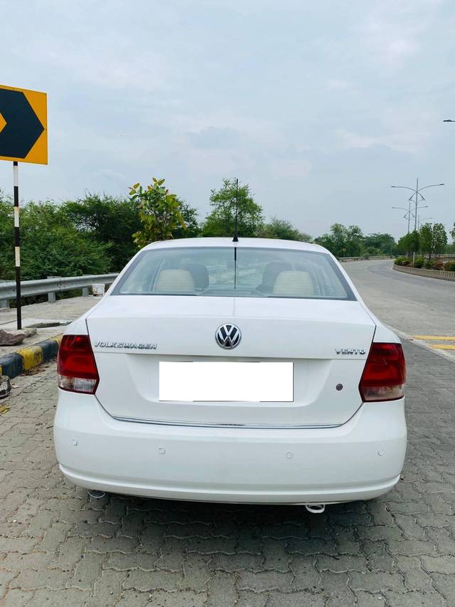 https://images10.gaadi.com/usedcar_image/4557567/original/processed_202537fb5158bad51117af7a98977e79.jpg?imwidth=6402