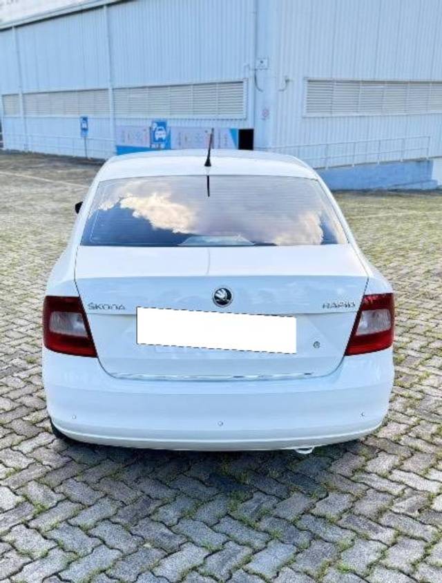 https://images10.gaadi.com/usedcar_image/4557688/original/processed_40f4b615-3d3d-4f49-b5b7-83ba8b87028d.jpeg?imwidth=6401