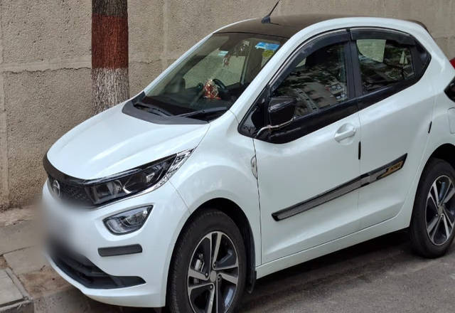 https://images10.gaadi.com/usedcar_image/4557734/original/aacc52cf-583f-4b1a-a450-84e137e690c7.?imwidth=6400