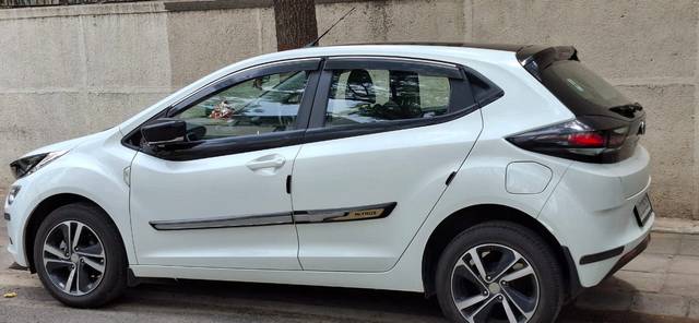 https://images10.gaadi.com/usedcar_image/4557734/original/fe0af6fc-0bed-4463-825e-173e7a2b03d7.jpg?imwidth=6401