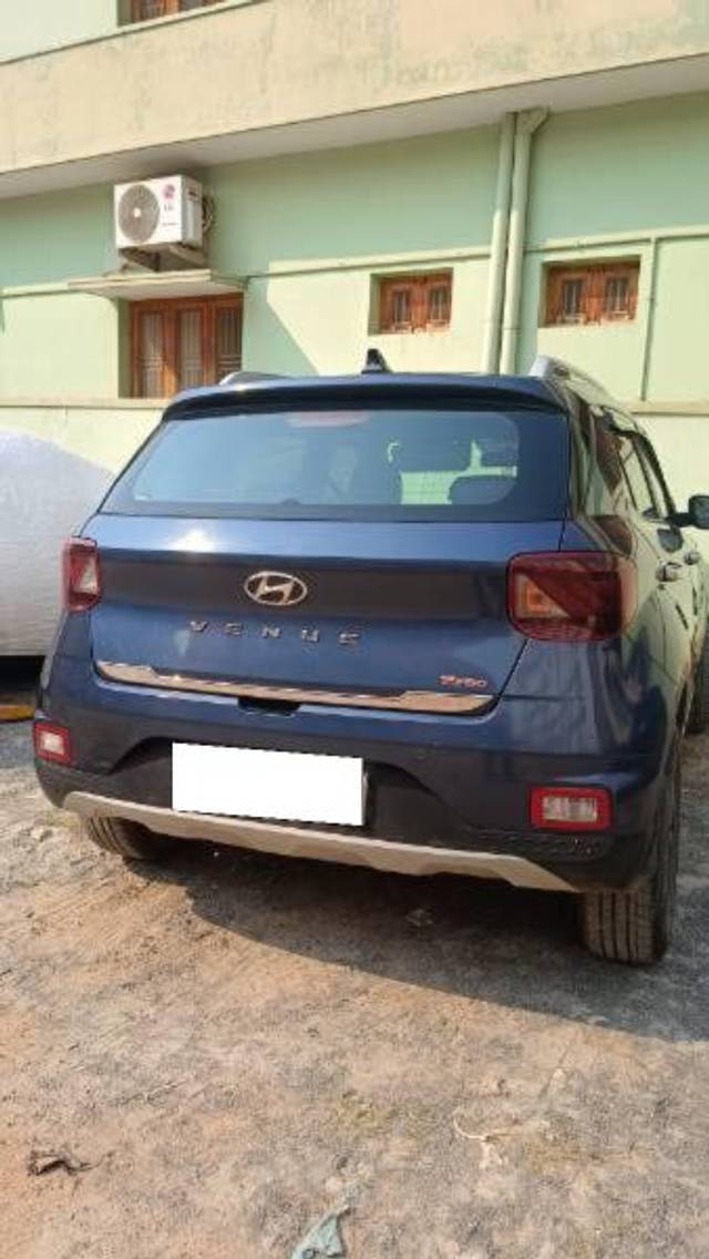 https://images10.gaadi.com/usedcar_image/4557755/original/processed_9d39e702-b216-4ca2-b47c-36f3203d407e.jpg?imwidth=6401