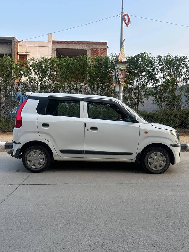 https://images10.gaadi.com/usedcar_image/4557768/original/processed_ee83a2b362fb4c51e1ee7588f4f50044.jpg?imwidth=6401