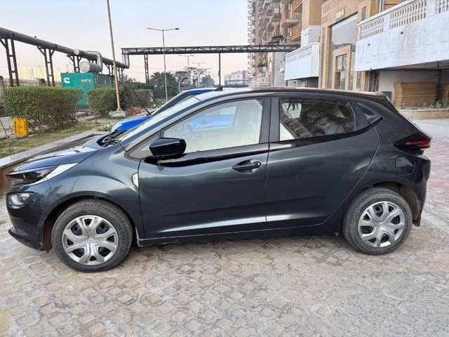https://images10.gaadi.com/usedcar_image/4557785/original/processed_424271a6-41b4-4262-a88e-c0764eaae01e.jpeg?imwidth=6402
